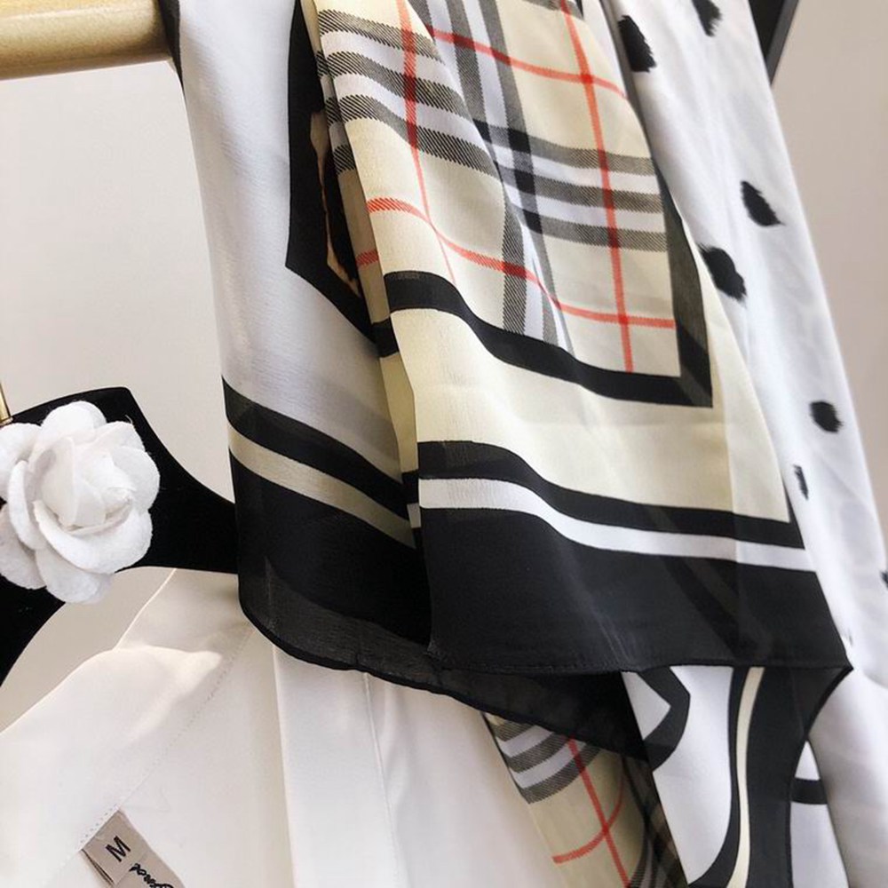 Bv*b*rry Scarf